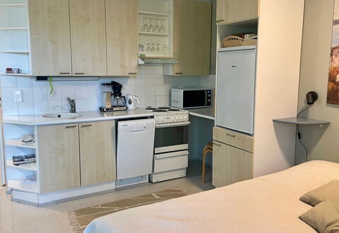 Loma-Koli 1: Mueble, Aparato De Cocina, Electrodoméstico, Gabinetes, Cocina, Madera, Piso, Diseño De Interiores, Mostrador, Suelo