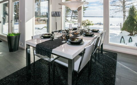 Villa Kaivopuisto: Mueble, Diseño De Interiores, Silla, Mesa, Techo, Cocina Y Comedor Mesa, Candelabro, Lámpara, Comedor, Vaso