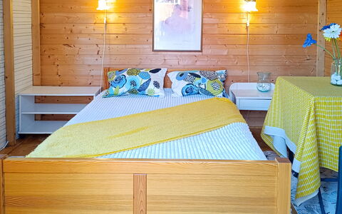 Lampaluodon Punainen Tupa: Mueble, Diseño De Interiores, Madera, Piso, Suelo, Techo, Habitación, Habitación, Cama, Encendiendo