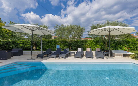 Mir: Agua, Nube, Cielo, Planta, Mueble, Piscina, Azur, Paraguas, Silla, Mueble Para Exteriores