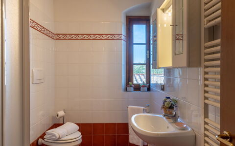 Poggio Cuccule: Grifo, Arreglo De Tubería, Lavabo, Propiedad, Lavabo Del Baño, Baño, Azul, Púrpura, Diseño De Interiores, Arquitectura