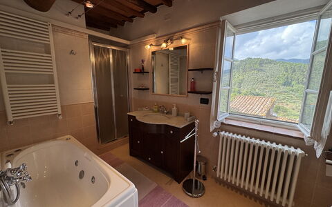 Casa Max: Espejo, Bañera, Propiedad, Arreglo De Tubería, Ventana, Planta, Baño, Grifo, Edificio, Diseño De Interiores