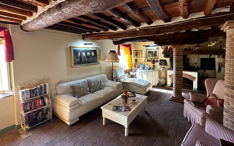 Borgo Bucatra Buonvento: Sofá, Mueble, Mesa, Marco, Encendiendo, Diseño De Interiores, Sala, Madera, Suelo, Sofá Cama