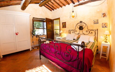 Podere L'istrice: Habitación, Habitación, Propiedad, Mueble, Cama, Diseño De Interiores, Edificio, Techo, Marco De La Cama, Sábana