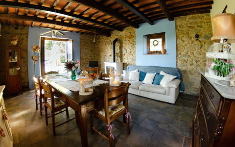 Podere L'istrice: Habitación, Propiedad, Edificio, Diseño De Interiores, Mueble, Comedor, Mesa, Sala, Casa, Techo