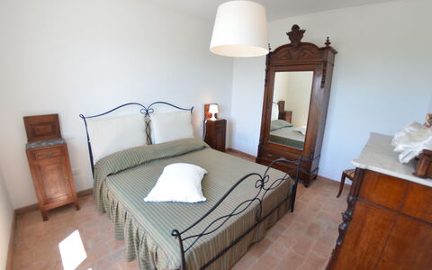 Podere San Martino: Habitación, Mueble, Habitación, Cama, Propiedad, Marco De La Cama, Sábana, Diseño De Interiores, Lecho, Suelo