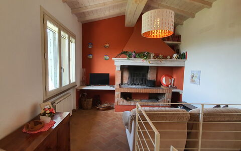 Podere San Martino: Propiedad, Edificio, Ventana, Estante, Estantería, Madera, Naranja, Diseño De Interiores, Sala, Piso