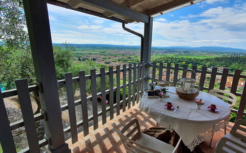 Podere San Martino: Cielo, Nube, Mueble, Mesa, Silla, Diseño De Interiores, Cerca, Madera, Porche, Cabaña