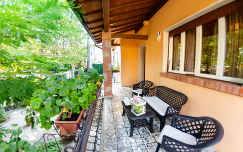 Villa Elisa: Propiedad, Edificio, Bienes Raíces, Habitación, Porche, Casa, Patio, Cabaña, Balcón, Villa