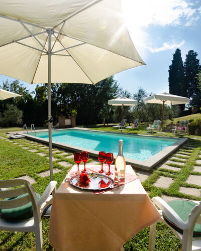Villa Il Borghetto: Propiedad, Bienes Raíces, Casa, Piscina, Edificio, Mesa, Inmuebles, Casa, Paraguas, Patio Interior
