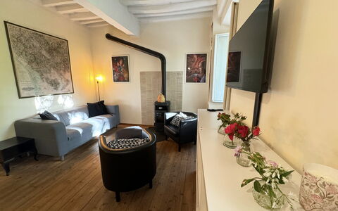 Alle Mura: Mueble, Diseño De Interiores, Piso, Sofá, Pared, Suelo, Sala, Madera, Habitación, Encendiendo