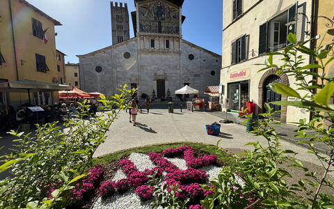 Casina Bella Di Lucca: Edificio, Ventana, By, Fachada, Maceta, Paraguas, Mesa Al Aire Libre, Mueble Para Exteriores, Planta De Casa, Plaza De La Ciudad