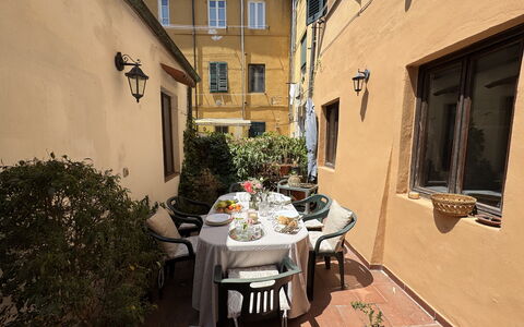 Casina Bella Di Lucca: Mueble, Puerta, Maceta, Planta De Casa, Silla, Mesa Al Aire Libre, Mueble Para Exteriores, Balcón, Cocina Y Comedor Mesa, Patio