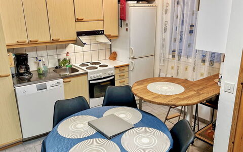 Ruka-Ihtinki 4 a 3: Mueble, Piso, Madera, Suelo, Diseño De Interiores, Cocina, Electrodoméstico, Aparato De Cocina, Habitación, Encendiendo