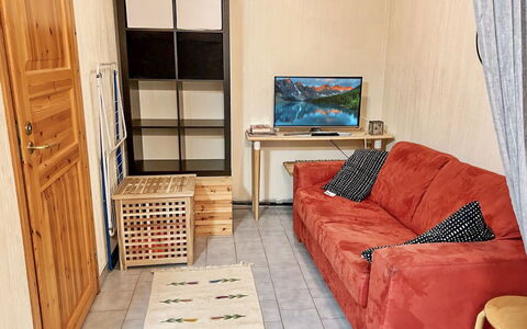 Ruka-Ihtinki 4 a 3: Mueble, Piso, Suelo, Diseño De Interiores, Madera, Habitación, Textil, Sofá, Encendiendo, Sala