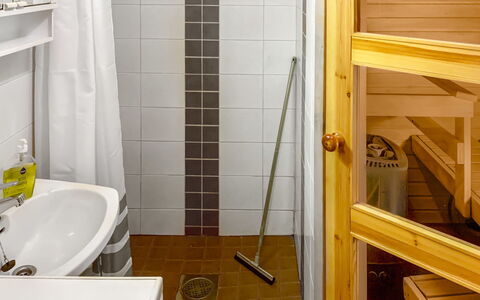Ruka-Ihtinki 4 a 3: Piso, Suelo, Pared, Arreglo De Tubería, Madera, Baño, Diseño De Interiores, Habitación, Plomería, Ducha