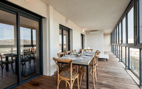 Porto Vecchio 123: Propiedad, Habitación, Edificio, Mueble, Diseño De Interiores, Mesa, Casa, Comedor, Techo, Suelo