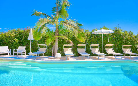 Villa Emanuele - Costarainera: Piscina, Recurso, Majorelle Azul, Propiedad, Vacaciones, Ciudad De Vacaciones, Ocio, Árbol, Palmera, Verano