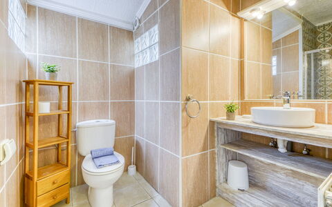 Chavicoto: Espejo, Lavabo, Arreglo De Tubería, Baño, Grifo, Púrpura, Edificio, Lavabo Del Baño, Línea