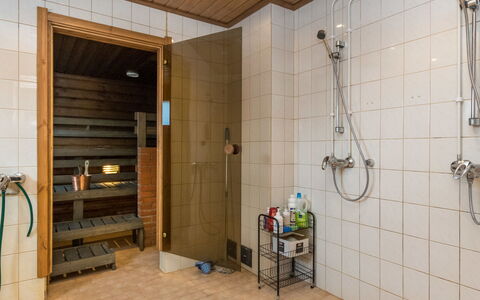 Villa Kaisla: Mueble, Diseño De Interiores, Piso, Suelo, Mesa, Techo, Cocina Y Comedor Mesa, Encendiendo, Silla, Casa