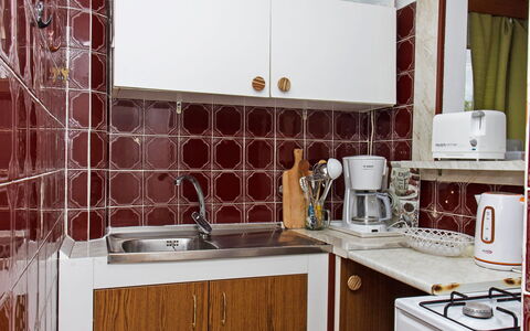 Michael: Gabinetes, Mostrador, Fregadero, Grifo, Propiedad, Lavabo, Mueble, Arreglo De Tubería, Estufa De Cocina, Edificio