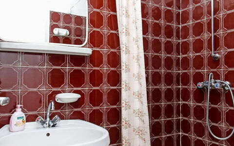 Michael: Grifo, Propiedad, Lavabo Del Baño, Arreglo De Tubería, Lavabo, Baño, Púrpura, Diseño De Interiores, Rectángulo, Suelo