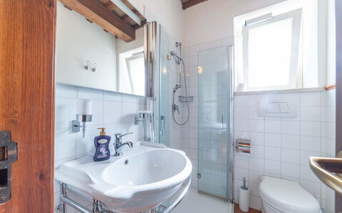 Ca Maggetti: Grifo, Espejo, Arreglo De Tubería, Lavabo, Propiedad, Lavabo Del Baño, Púrpura, Baño, Diseño De Interiores, Bañera