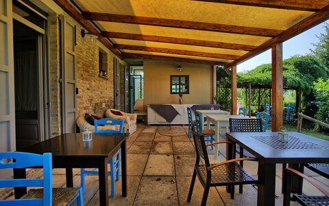 La Villa Di Ostra: Propiedad, Edificio, Habitación, Casa, Patio, Porche, Casa, Bienes Raíces, Mueble, Mesa
