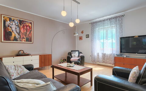 Corina: Habitación, Mueble, Diseño De Interiores, Propiedad, Sala, Edificio, Suelo, Bienes Raíces, Techo, Pared
