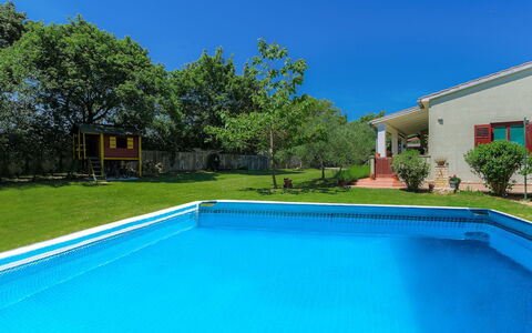 Corina: Propiedad, Piscina, Bienes Raíces, Casa, Casa, Inmuebles, Barrio Residencial, Edificio, Ocio, Hierba