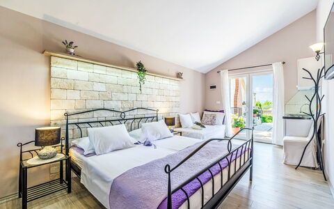 Villa Mutnik: Mueble, Diseño De Interiores, Cama, Piso, Suelo, Habitación, Casa, Departamento, Almohada, Recurso