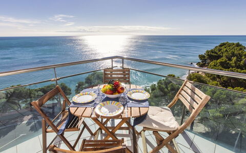Miami Platja 496: Agua, Mesa, Cielo, Mueble, Nube, Propiedad, Silla, Azur, Mueble Para Exteriores, Madera