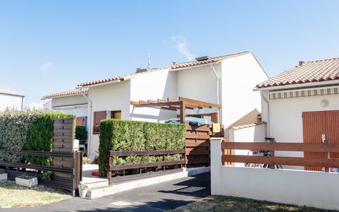 La Coralline: Barrio Residencial, Fachada, Casa, Sombra, Inmuebles, Suburbio, Balcón, Yarda, Pasarela, Entrada De Coches