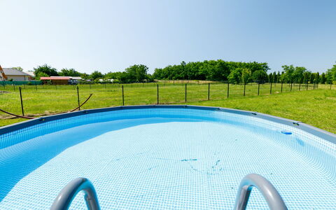 Paola: Cielo, Agua, Naturaleza, Árbol, Piscina, Planta, Hierba, Sombra, Ocio, Rectángulo