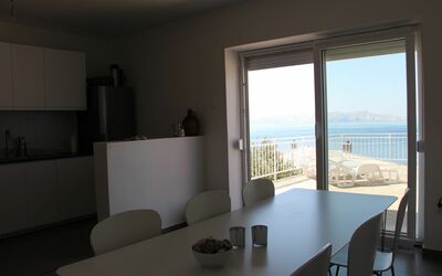 Villa Gustav - Lower Apartment: Propiedad, Habitación, Diseño De Interiores, Casa, Edificio, Mueble, Bienes Raíces, Arquitectura, Sala, Mesa