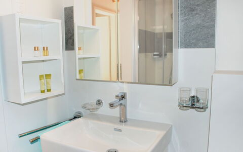 Cà dal Non: Baño, Habitación, Propiedad, Grifo, Diseño De Interiores, Mueble De Baño, Lavabo, Accesorio De Baño, Loseta, Arreglo De Tubería