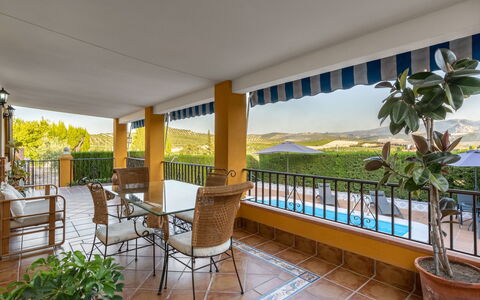 Villa San Vicente: Planta, Propiedad, Mueble, Maceta, Edificio, Mesa, Porche, Silla, Sombra, Planta De Casa