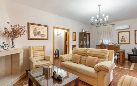 Villa San Vicente: Marco, Mesa, Sofá, Mueble, Propiedad, Madera, Diseño De Interiores, Encendiendo, Sofá Cama, Sala