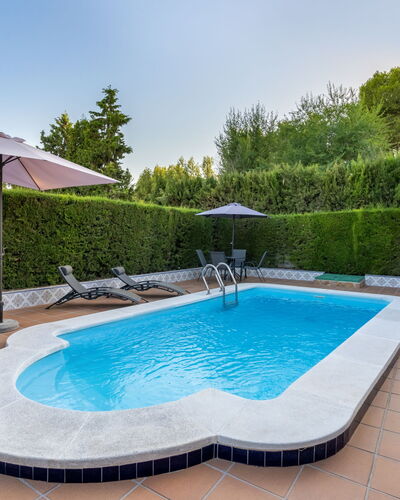 Villa San Vicente: Agua, Planta, Cielo, Propiedad, Piscina, Azur, Árbol, Mueble Para Exteriores, Sombra, Edificio