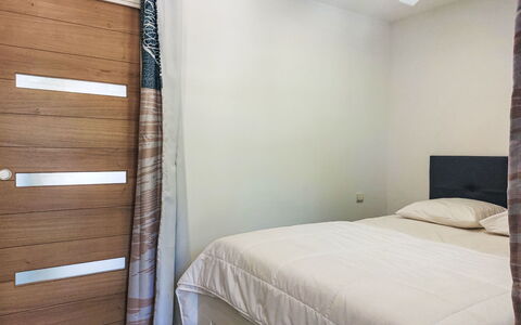 La Marina: Cama, Habitación, Pared, Suelo, Piso, Mueble, Diseño De Interiores, Sábana, Madera, Lecho