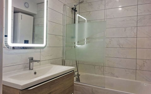 La Marina: Pared, Diseño De Interiores, Baño, Arreglo De Tubería, Lavabo Del Baño, Piso, Espejo, Plomería, Suelo, Grifo