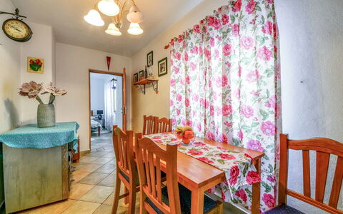 Marijana: Habitación, Propiedad, Mueble, Comedor, Diseño De Interiores, Suelo, Casa, Bienes Raíces, Edificio, Mesa