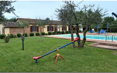 Villetta Di Cortona: Planta, Cielo, Árbol, Edificio, Agua, El Terreno Del Lote, Ventana, Hierba, Recreación, Ocio