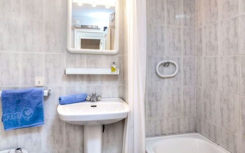 Residencial Magda Park: Baño, Propiedad, Habitación, Diseño De Interiores, Pared, Loseta, Arquitectura, Casa, Edificio, Bienes Raíces