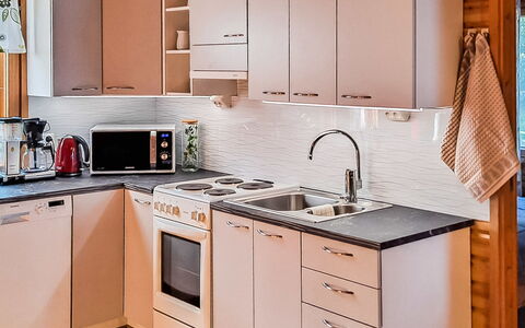 Kesäranta: Aparato De Cocina, Cocina, Mostrador, Gabinetes, Electrodoméstico, Fregadero, Electrodoméstico, Madera, Mueble, Diseño De Interiores