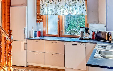 Kesäranta: Cocina, Aparato De Cocina, Diseño De Interiores, Electrodoméstico, Mostrador, Fregadero, Madera, Gabinetes, Piso, Lavabo