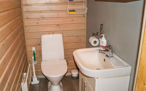 Kesäranta: Asiento Del Baño, Baño, Piso, Arreglo De Tubería, Madera, Suelo, Baño, Plomería, Diseño De Interiores, Lavabo