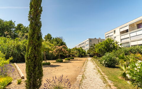 Les Roses Lauriers: Cielo, Planta, Edificio, Ventana, El Terreno Del Lote, Paisaje Natural, Árbol, Hierba, Paisaje, Área Rural