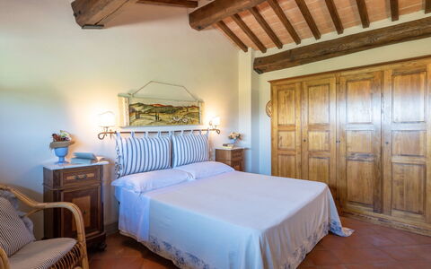 Villa Alba: Habitación, Cama, Mueble, Habitación, Propiedad, Sábana, Marco De La Cama, Techo, Edificio, Diseño De Interiores