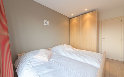 Bredene 730: Habitación, Cama, Habitación, Propiedad, Mueble, Sábana, Marco De La Cama, Lecho, Suelo, Pared